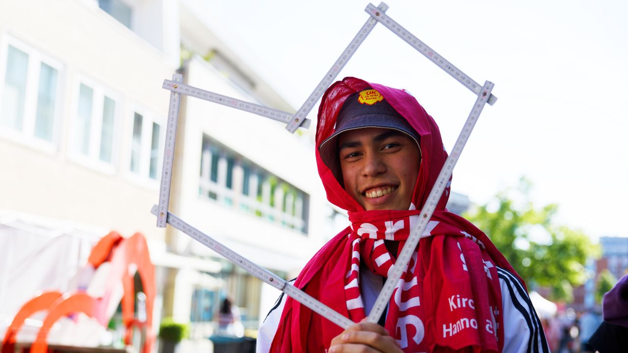 Personen beim Abend der Begegnung des Kirchentags in Hannover 2025