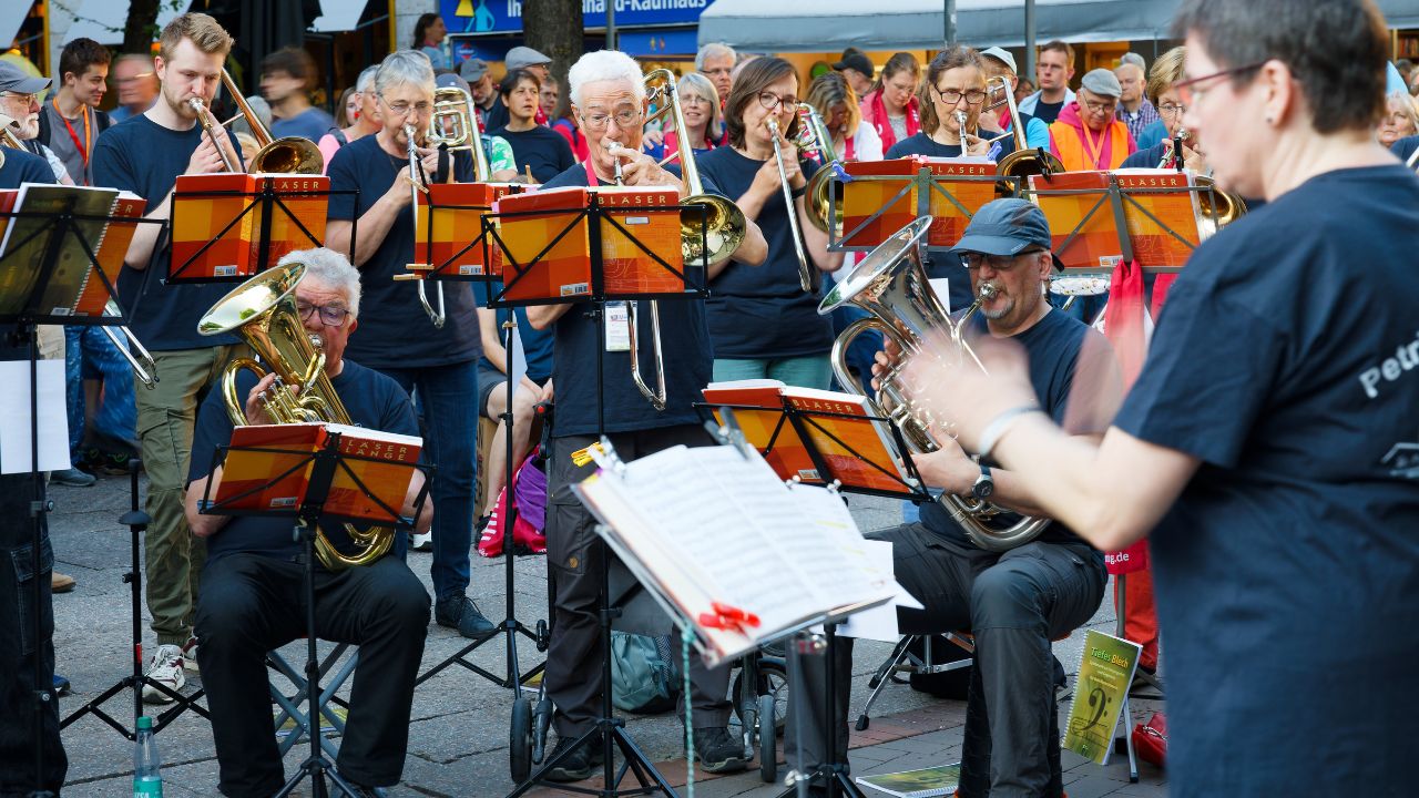 Bläsergruppe beim Abend der Begegnung des Kirchentags in Hannover 2025