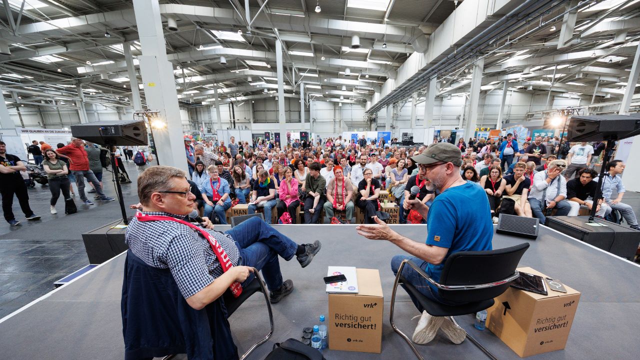 Podiumsgespräch vor großem Publikum in einer Halle