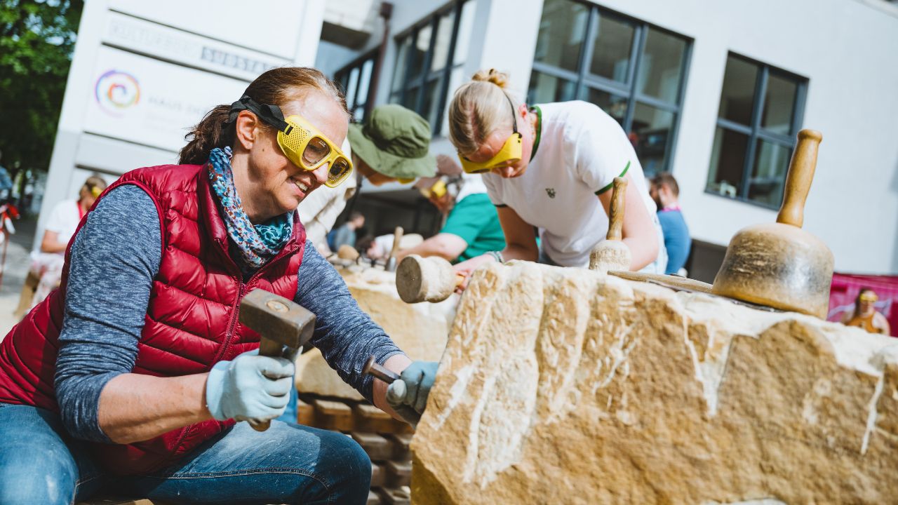 Eine Frau nimmt am Steinbildhauerkurs in Hannover teil 2025