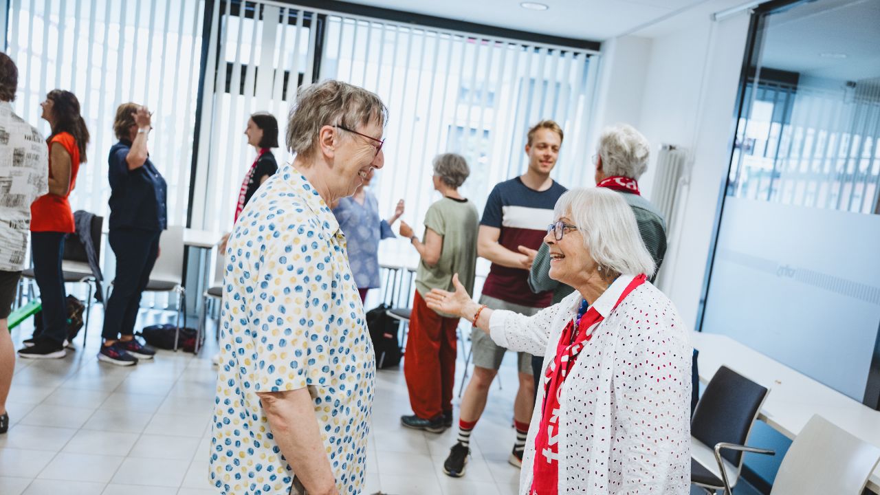 Teilnehmende bei einem Workshop beim Kirchentag in Hannover 2025