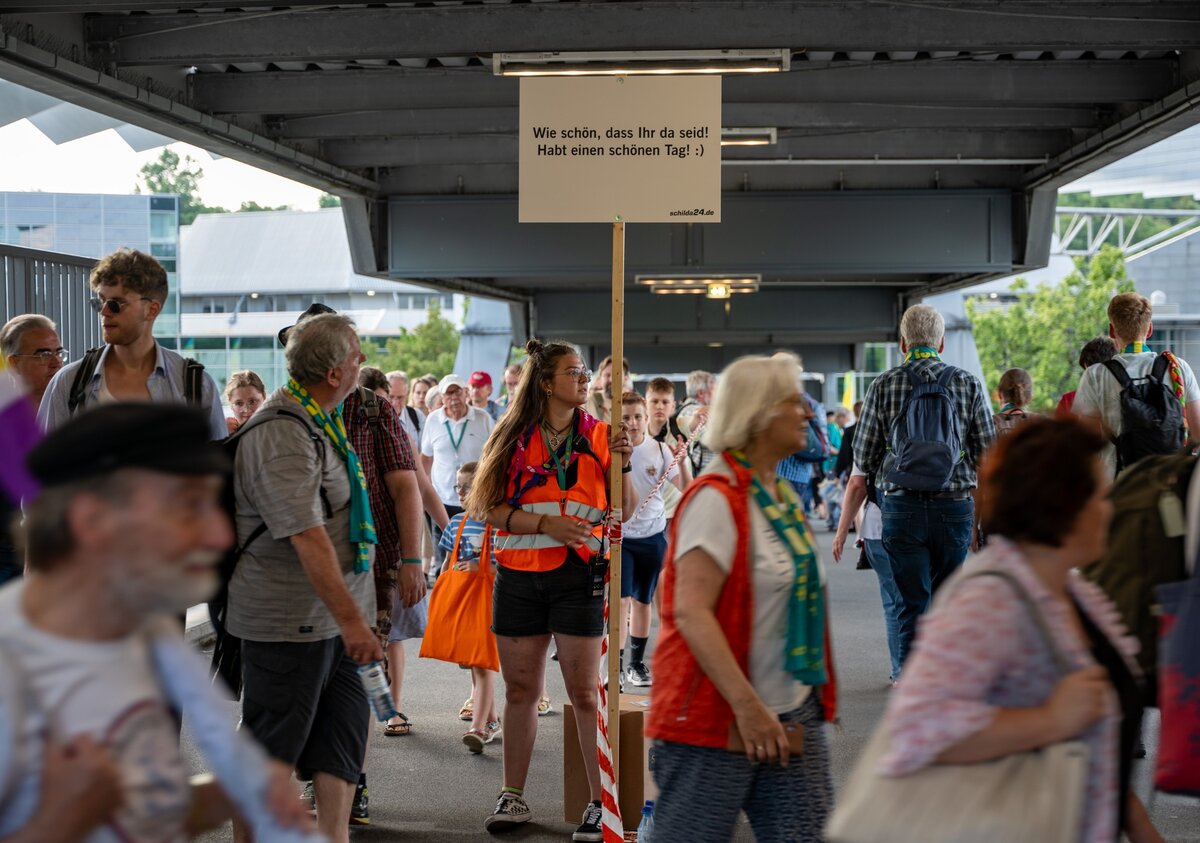 Helfende bei der Besuchendenlenkung auf dem 38. Deutschen Evangelischen Kirchentag (Kirchentag/Gutnoff)
