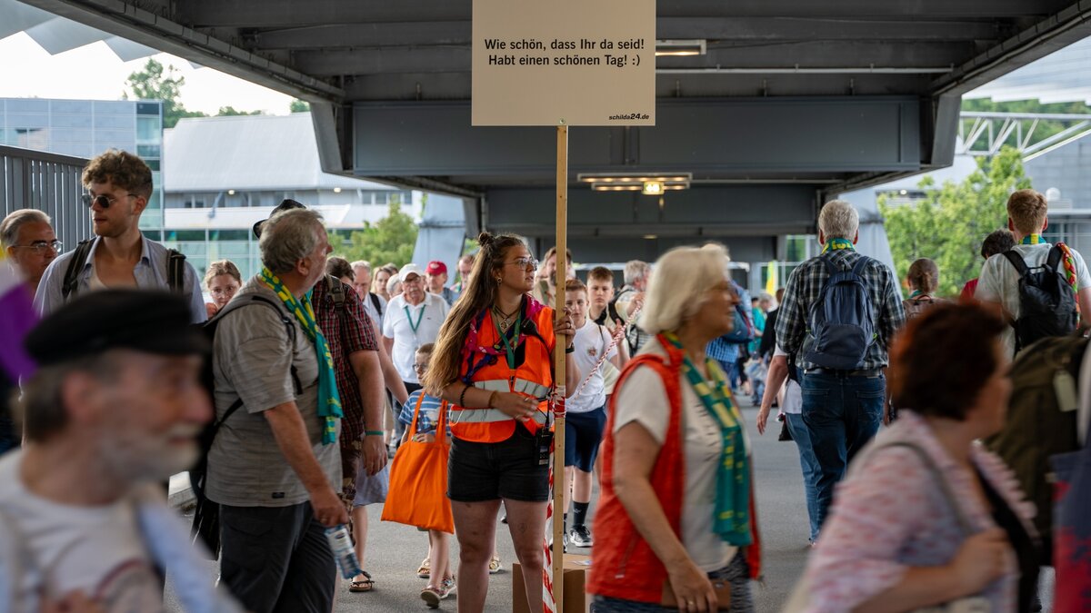 Helfende bei der Besuchendenlenkung auf dem 38. Deutschen Evangelischen Kirchentag (Kirchentag/Gutnoff)