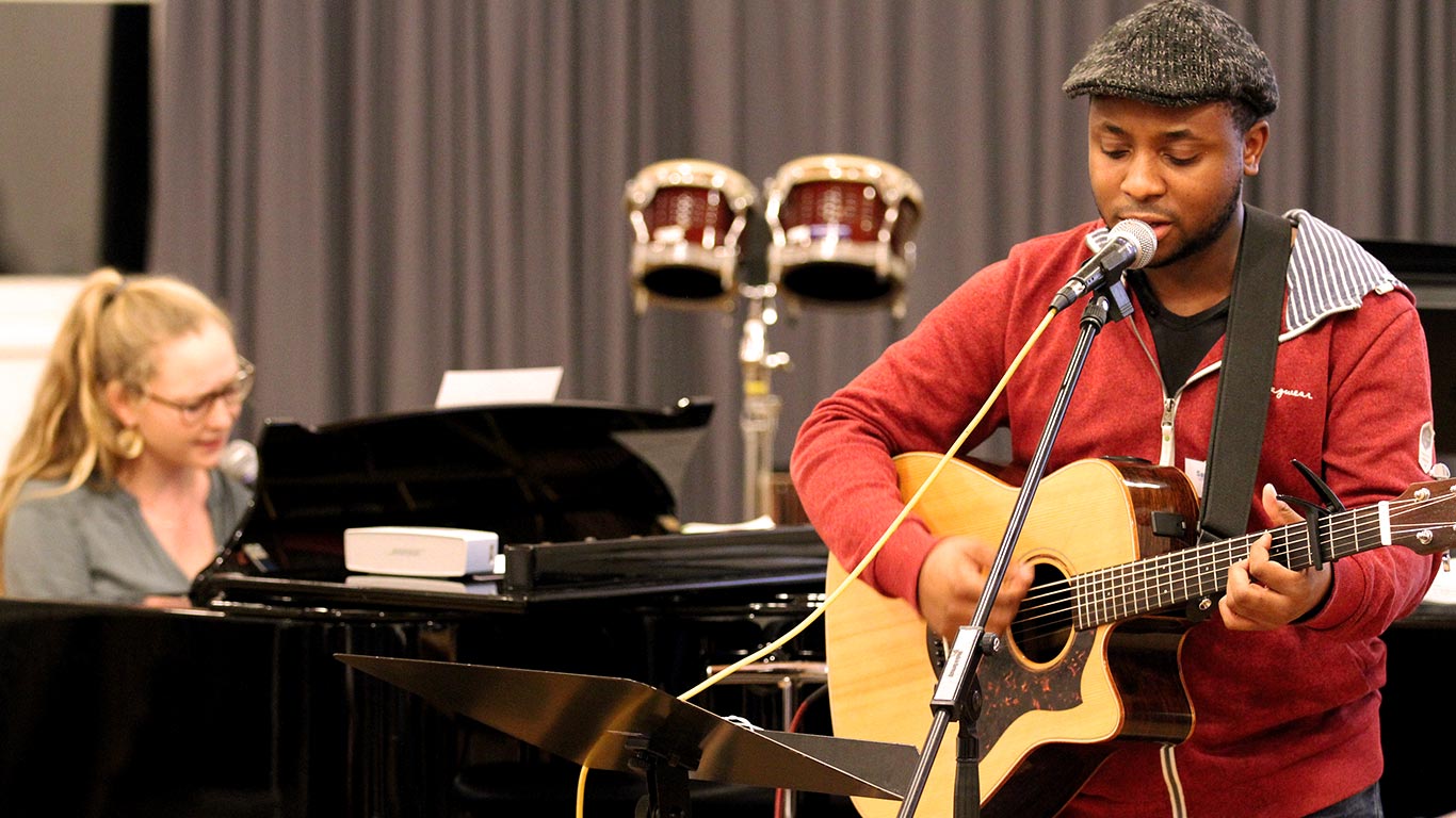 Gitarrist und Pianistin am Flügel bei der Liederwerkstatt 2020, Foto: Lothar Veit