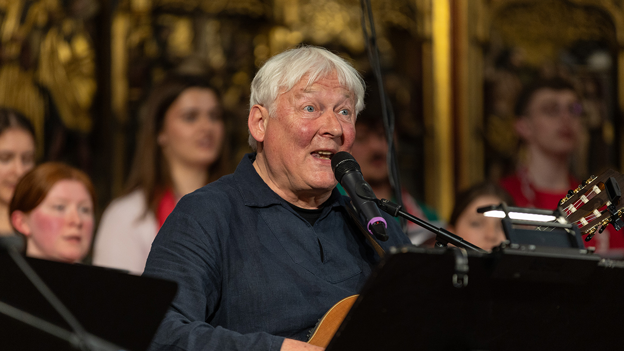 Fritz Baltruweit singt und spielt Gitarre
