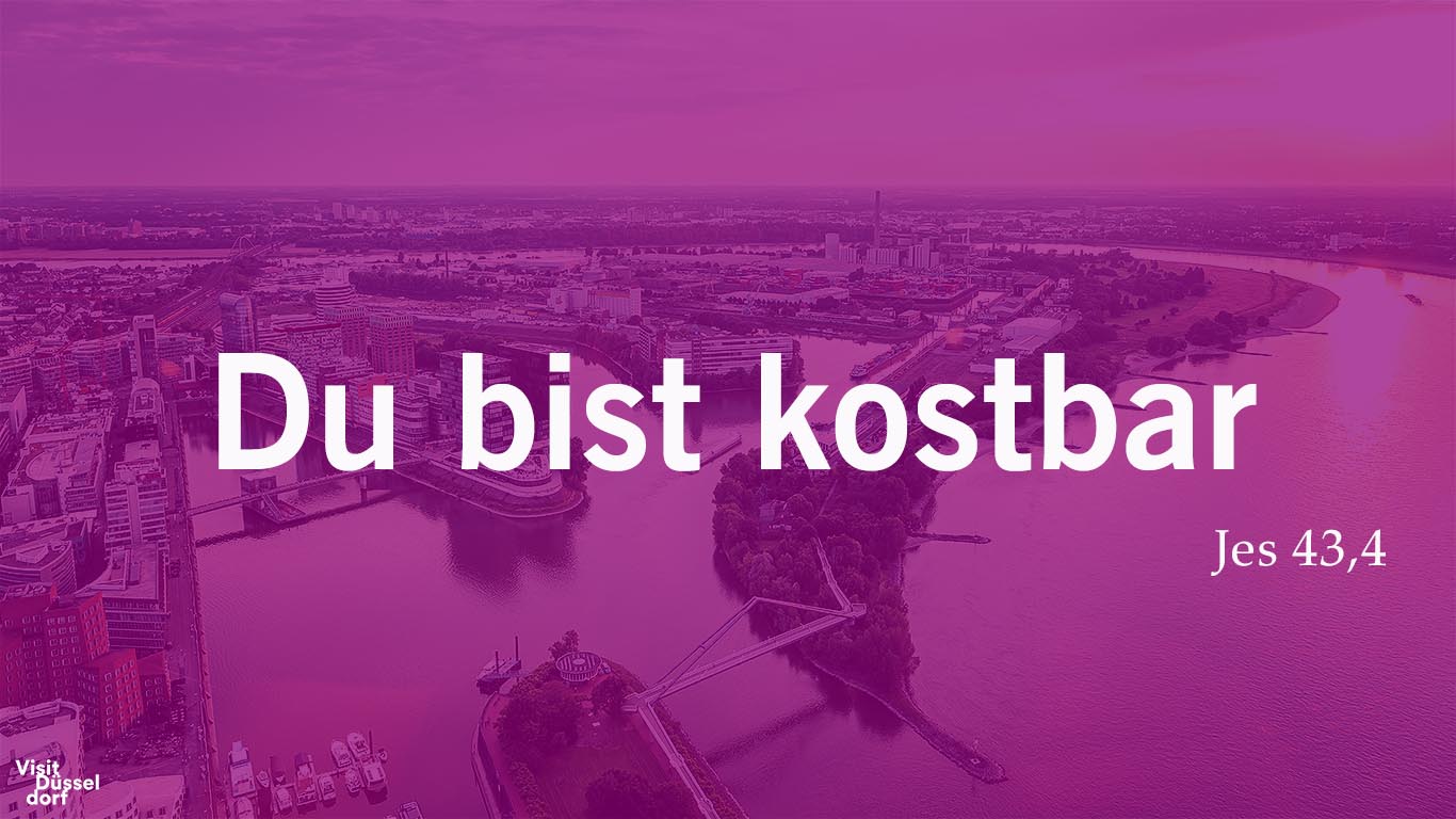 Die Kirchentags-Losung für Düsseldorf als Schriftzug, Düsseldorf ist im Hintergrund zu sehen.