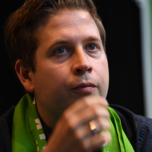Kevin Kühnert beim Podium auf dem Kirchentag