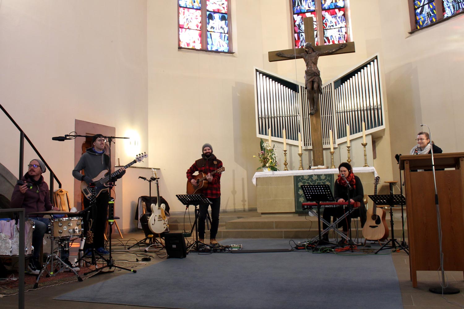 Die Band "Die alte Dame und Herr Mond" beim Gottesdienst zum KirchentagsSonntag in St. Paul Fürth.