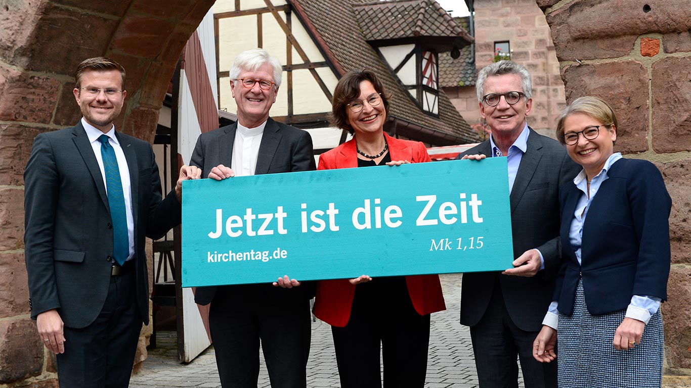 Marcus König, Heinrich Bedford-Strohm, elisabeth von Weyhern, Thomas de Maizière, Bettina Limperg mit der Losung "Jetzt ist die Zeit" (Foto: DEKT/Aslanidis) Marcus König, Heinrich Bedford-Strohm, elisabeth von Weyhern, Thomas de Maizière, Bettina Limperg mit der Losung "Jetzt ist die Zeit"