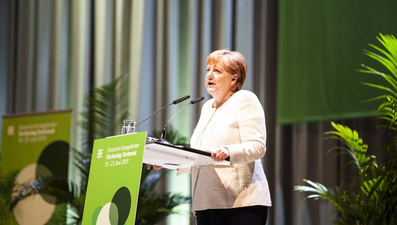 Angela Merkel Kirchentag Dortmund 2019 Angela Merkel beim Hauptvortrag "Vertrauen als Grundlage internationaler Politik?" Sie steht am Rednerpult und trägt einen cremefarbenen Blazer