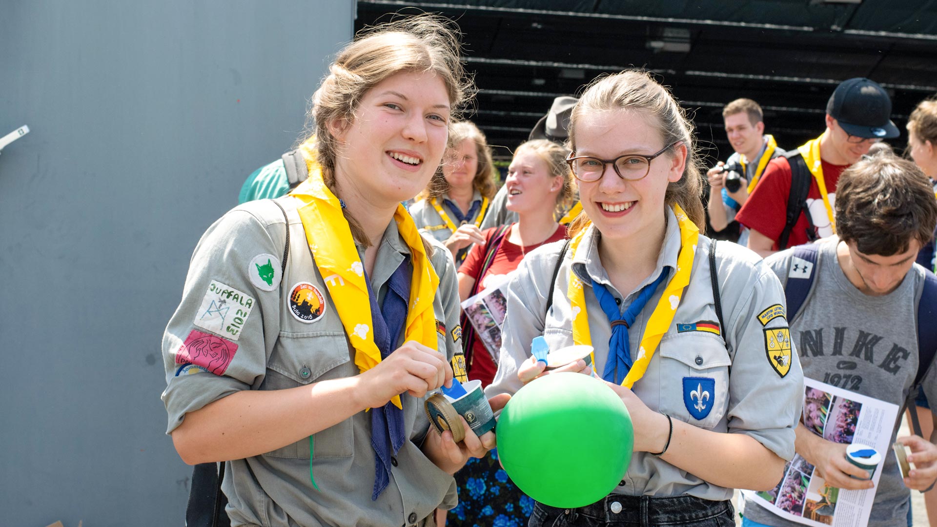 Zwei junge Frauen als Helfende beim Kirchentag