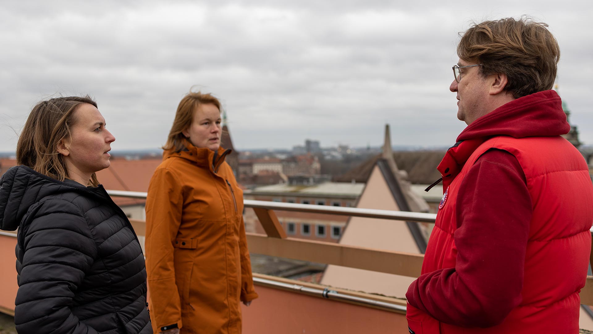 Anna-Maria und Frauke vom Kirchentag gemeinsam mit Quartiermeister Moritz Metzner.