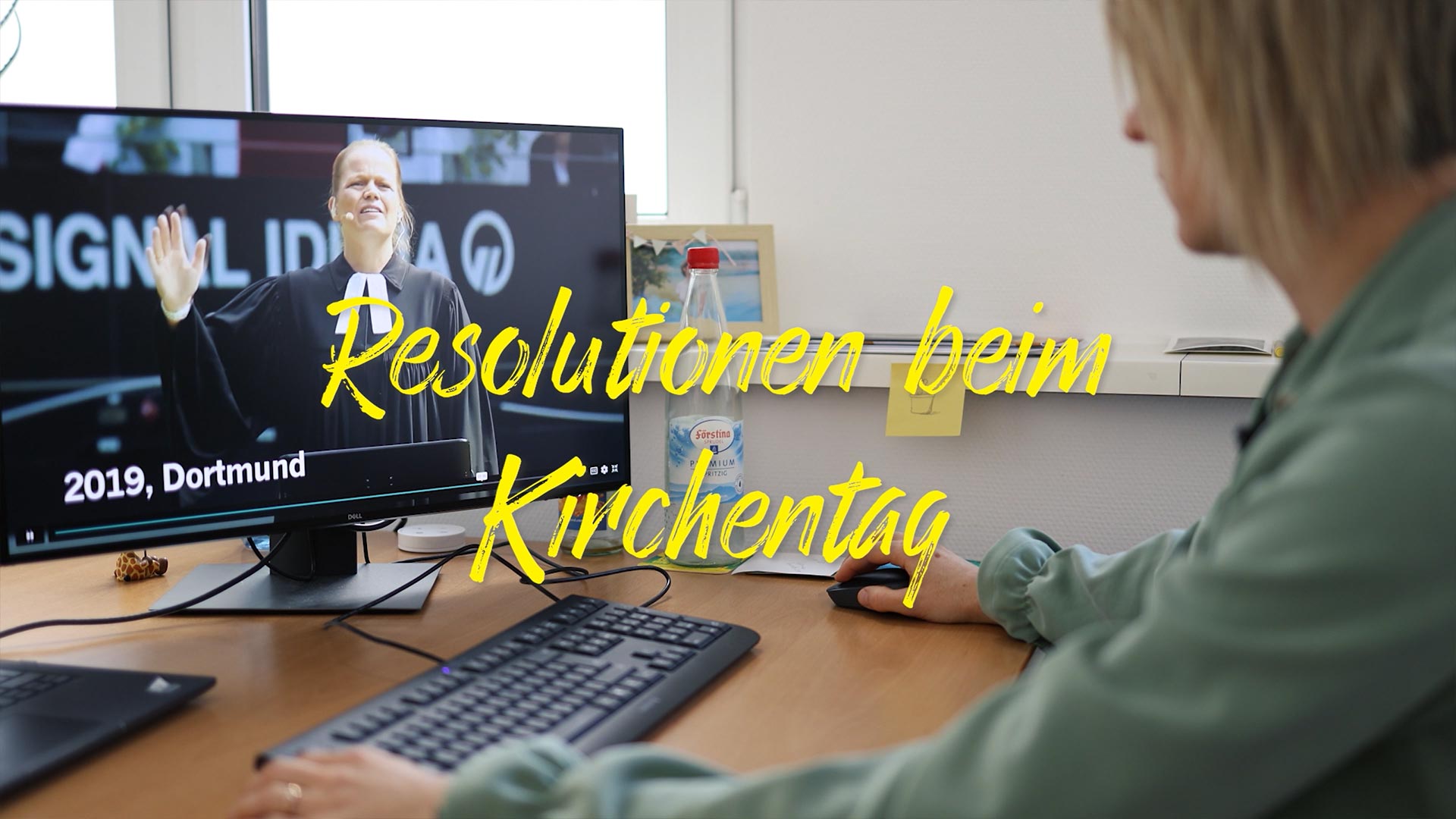 Mitarbeiterin des Kirchentages vor ihrem Computer mit Video vom Abshclussgottesdienst aus Dortmund 2019.