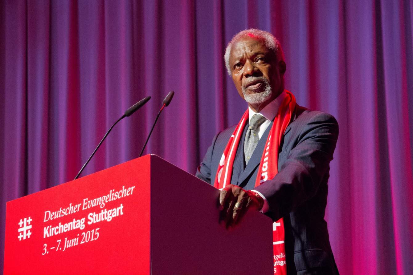 Dr. Kofi A. Annan, Generalsekretär Vereinte Nationen a.D.  stehend am roten Rednerpult, auf dem Rednerpult der Stuttgarter Logoblock. Er trägt einen grauen Anzug und den roten Schal