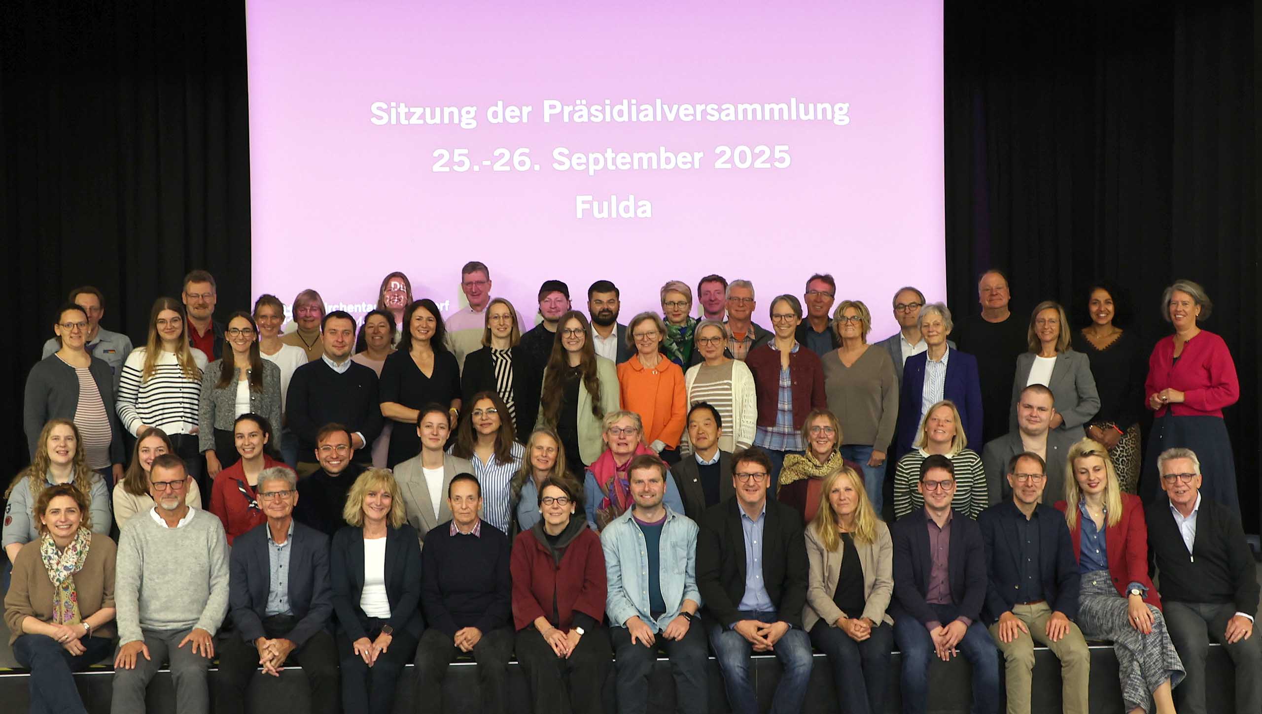Gruppenfoto von der Präsidialversammlung des Kirchentages am 26. September 2025.