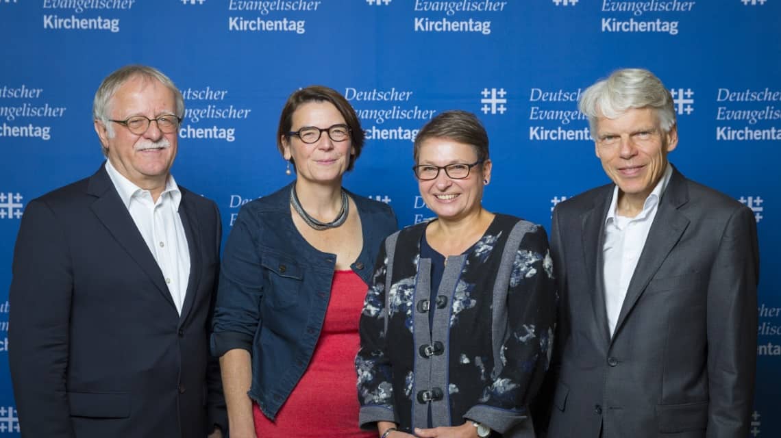 v.l.n.r. Hans Leyendecker, Christina Aus der Au, Bettina Limperg, Andreas Barner vor der blauen Logowand