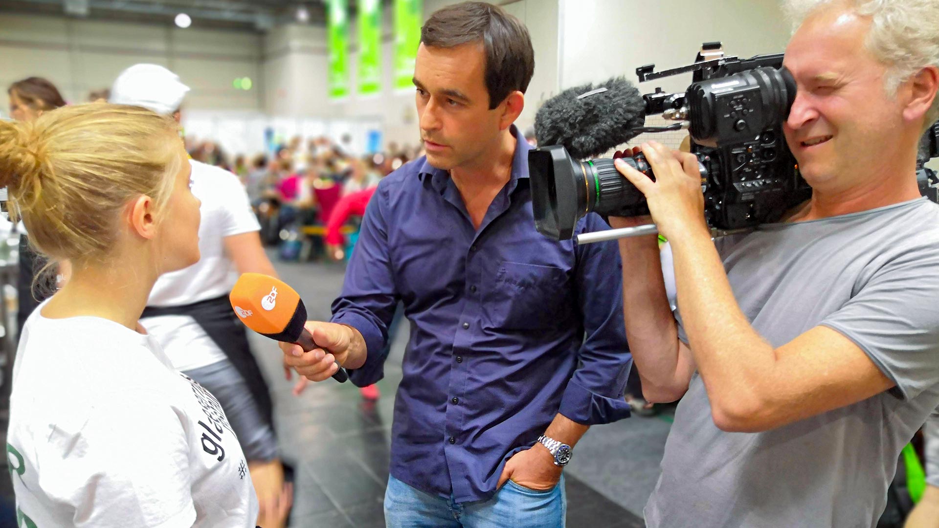Interviewsituation im Gläsernen Restaurant. Kameramann, Interviewer und Helferin. 