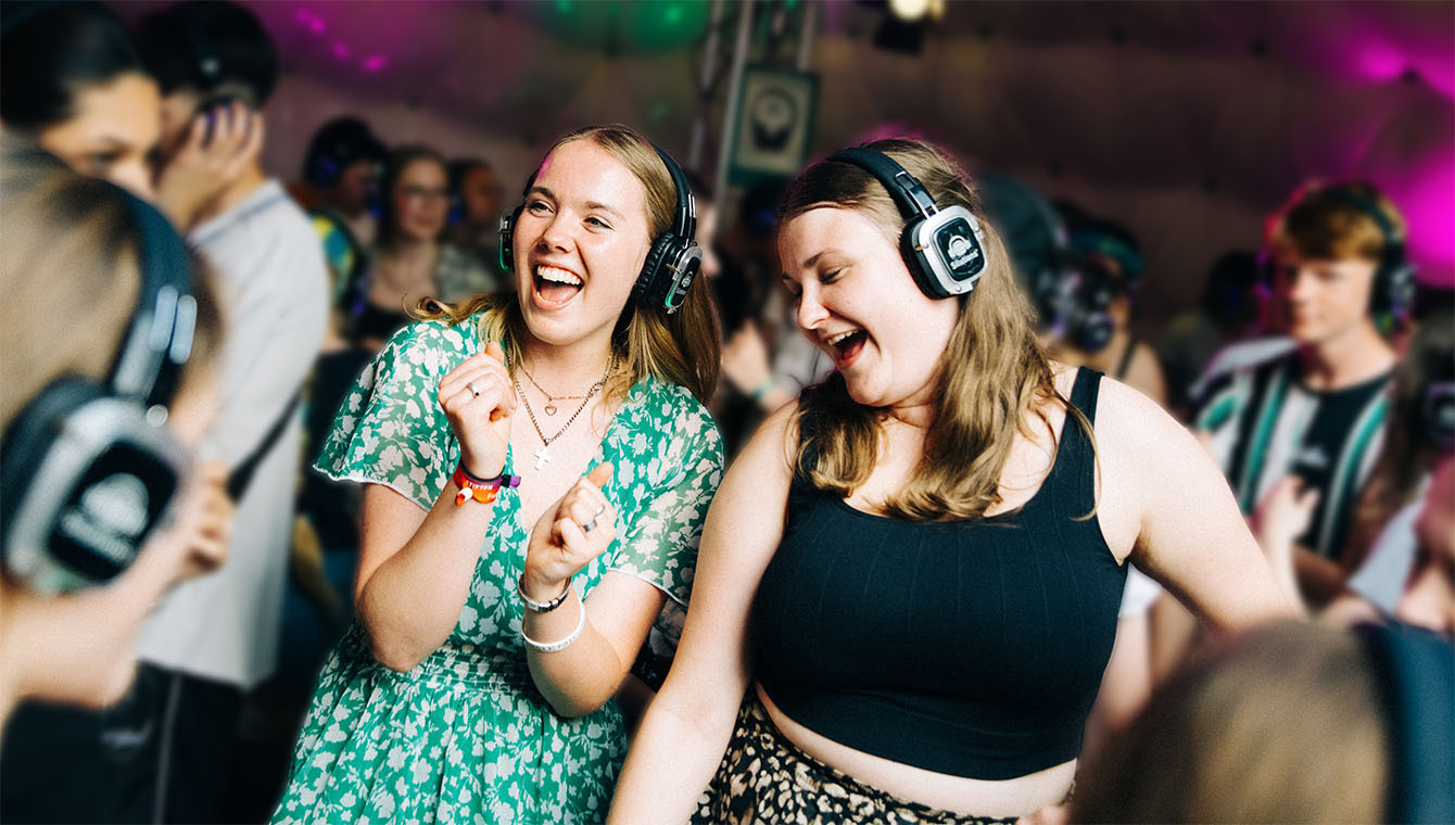 Jugendliche tanzen mit Kopfhörern auf einer Veranstaltung im Zentrum Jugend